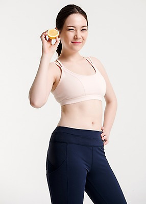 포토 JPG 스튜디오촬영 여자 허리손 포즈 실내 건강 한명 서기 미소 들기 상반신 20대 성인 옆모습 운동복 운동 건강관리 헬스 한국인 레몬 상큼 레몬디톡스 성인여자한명만 국내포토 1 옷 뷰포인트 과일 모션 표정 관리 사람 동양인 청년 내부 여자한명만 성인여자만 파일형식 디톡스