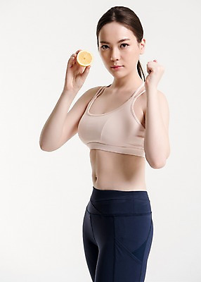포토 JPG 스튜디오촬영 여자 포즈 실내 건강 한명 서기 들기 손짓 상반신 20대 성인 옆모습 운동복 운동 건강관리 헬스 한국인 레몬 레몬디톡스 성인여자한명만 국내포토 1 옷 뷰포인트 과일 모션 관리 사람 동양인 청년 내부 여자한명만 성인여자만 파일형식 디톡스