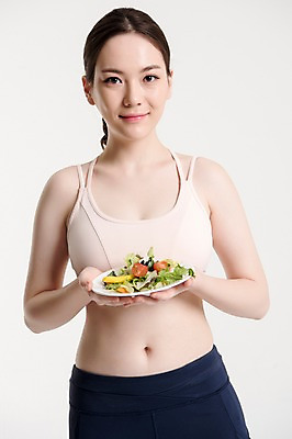 포토 JPG 스튜디오촬영 여자 다이어트 실내 건강 한명 서기 미소 들기 손짓 상반신 20대 성인 앞모습 운동복 운동 건강관리 헬스 샐러드 한국인 성인여자한명만 국내포토 1 옷 음식 뷰포인트 모션 표정 관리 사람 동양인 청년 내부 여자한명만 성인여자만 파일형식