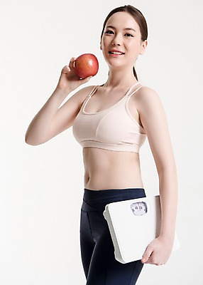 포토 JPG 스튜디오촬영 여자 포즈 다이어트 실내 건강 한명 서기 웃음 들기 손짓 상반신 20대 성인 옆모습 운동복 운동 건강관리 헬스 한국인 사과 체중계 성인여자한명만 국내포토 1 옷 뷰포인트 과일 모션 표정 관리 사람 동양인 청년 내부 여자한명만 성인여자만 파일형식