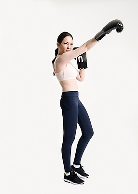 포토 JPG 스튜디오촬영 전신 여자 포즈 운동화 실내 건강 한명 서기 손짓 20대 성인 옆모습 운동복 운동 건강관리 헬스 권투 한국인 권투글러브 펀치 성인여자한명만 국내포토 1 옷 뷰포인트 신발 모션 관리 사람 동양인 청년 내부 격투기 글러브 여자한명만 성인여자만 파일형식