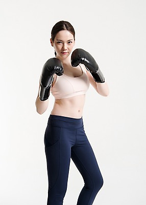 포토 JPG 스튜디오촬영 여자 포즈 실내 건강 한명 서기 손짓 상반신 20대 성인 앞모습 운동복 운동 건강관리 헬스 권투 한국인 권투글러브 수비 성인여자한명만 국내포토 1 옷 뷰포인트 모션 관리 사람 동양인 청년 내부 격투기 글러브 여자한명만 성인여자만 파일형식