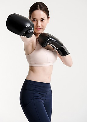 포토 JPG 스튜디오촬영 여자 포즈 실내 건강 한명 서기 미소 손짓 상반신 20대 성인 옆모습 운동복 운동 건강관리 헬스 권투 한국인 권투글러브 펀치 성인여자한명만 국내포토 1 옷 뷰포인트 모션 표정 관리 사람 동양인 청년 내부 격투기 글러브 여자한명만 성인여자만 파일형식 스포츠용품 스포츠 장갑 인종 여자만 성인만 잡화 오브젝트
