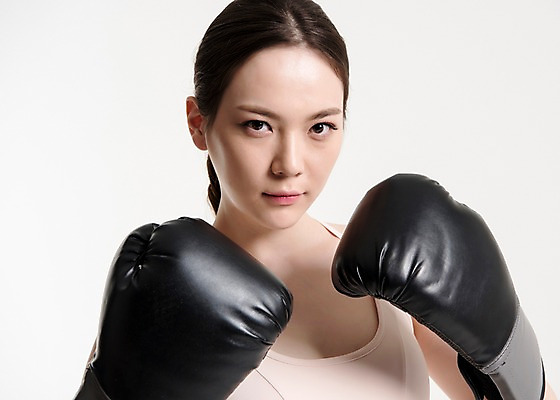 포토 JPG 스튜디오촬영 여자 포즈 실내 건강 한명 서기 손짓 근접촬영 상반신 20대 성인 앞모습 운동복 운동 건강관리 헬스 권투 한국인 권투글러브 수비 성인여자한명만 국내포토 1 옷 뷰포인트 모션 관리 사람 동양인 청년 내부 격투기 글러브 여자한명만 성인여자만 파일형식