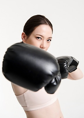 포토 JPG 스튜디오촬영 여자 포즈 실내 건강 한명 서기 손짓 상반신 20대 성인 옆모습 아웃포커스 운동복 운동 건강관리 헬스 권투 한국인 권투글러브 펀치 성인여자한명만 국내포토 1 옷 뷰포인트 모션 촬영기법 관리 사람 동양인 청년 내부 격투기 글러브 여자한명만 성인여자만 파일형식