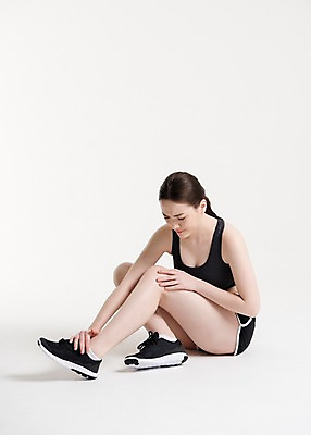 포토 JPG 스튜디오촬영 전신 응시 여자 포즈 운동화 실내 건강 한명 앉기 20대 성인 옆모습 운동복 운동 건강관리 헬스 만지기 한국인 상처 발목 성인여자한명만 국내포토 1 시선 옷 뷰포인트 신발 모션 발 관리 사람 동양인 청년 내부 여자한명만 성인여자만 파일형식