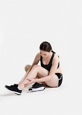 포토 JPG 스튜디오촬영 전신 응시 여자 포즈 운동화 실내 건강 한명 앉기 20대 성인 옆모습 운동복 운동 건강관리 헬스 만지기 한국인 상처 발목 성인여자한명만 국내포토 1 시선 옷 뷰포인트 신발 모션 발 관리 사람 동양인 청년 내부 여자한명만 성인여자만 파일형식