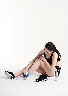 포토 JPG 스튜디오촬영 전신 응시 여자 운동화 실내 건강 한명 앉기 20대 성인 옆모습 운동복 운동 건강관리 헬스 한국인 상처 발목 냉찜질 성인여자한명만 국내포토 1 시선 옷 뷰포인트 신발 모션 발 관리 사람 동양인 청년 내부 찜질 여자한명만 성인여자만 파일형식