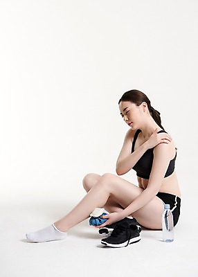 포토 JPG 스튜디오촬영 전신 응시 여자 포즈 운동화 실내 건강 한명 앉기 20대 성인 옆모습 운동복 운동 건강관리 헬스 만지기 한국인 상처 어깨 어깨통증 얼음팩 성인여자한명만 국내포토 1 시선 옷 뷰포인트 신발 모션 관리 사람 동양인 청년 내부 신체부위 질병 여자한명만 성인여자만 파일형식