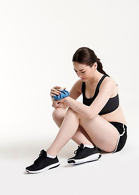 포토 JPG 스튜디오촬영 전신 응시 여자 운동화 실내 건강 한명 앉기 20대 성인 옆모습 운동복 운동 건강관리 헬스 한국인 상처 손목 냉찜질 성인여자한명만 국내포토 1 시선 옷 뷰포인트 신발 모션 관리 사람 동양인 청년 내부 신체부위 찜질 여자한명만 성인여자만 파일형식