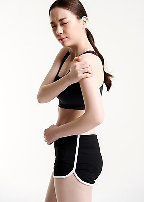 포토 JPG 스튜디오촬영 응시 여자 실내 건강 한명 서기 상반신 20대 성인 옆모습 운동복 운동 건강관리 헬스 고통 만지기 한국인 잡기 어깨 부상자 어깨통증 성인여자한명만 국내포토 1 시선 옷 감정 뷰포인트 모션 관리 사람 동양인 청년 내부 신체부위 질병 상처 여자한명만 성인여자만 파일형식