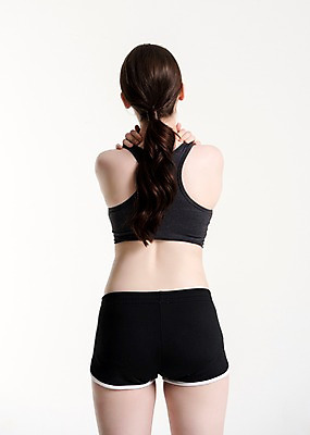 포토 JPG 스튜디오촬영 여자 포즈 실내 건강 한명 서기 상반신 20대 성인 뒷모습 운동복 운동 건강관리 헬스 고통 만지기 한국인 목 목통증 성인여자한명만 국내포토 1 옷 감정 뷰포인트 모션 관리 사람 동양인 청년 내부 신체부위 여자한명만 성인여자만 파일형식