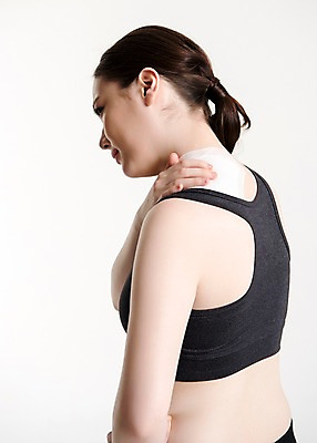 포토 JPG 스튜디오촬영 응시 여자 실내 건강 한명 서기 상반신 20대 성인 옆모습 운동복 운동 건강관리 헬스 고통 만지기 한국인 상처 어깨 어깨통증 파스 성인여자한명만 국내포토 1 시선 옷 감정 뷰포인트 모션 관리 사람 동양인 청년 내부 신체부위 의료용품 질병 여자한명만 성인여자만 파일형식