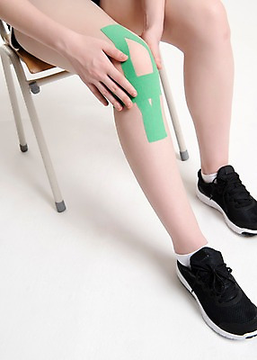 포토 JPG 스튜디오촬영 여자 운동화 실내 건강 한명 앉기 20대 성인 옆모습 신체부위 운동복 운동 건강관리 헬스 한국인 다리 교정 무릎 테이핑 성인여자한명만 국내포토 1 옷 뷰포인트 신발 모션 관리 사람 동양인 청년 내부 치료 여자한명만 성인여자만 파일형식