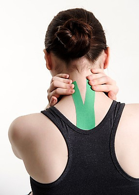 포토 JPG 스튜디오촬영 여자 포즈 실내 건강 한명 서기 상반신 20대 성인 뒷모습 운동복 운동 건강관리 헬스 만지기 한국인 잡기 교정 목 테이핑 성인여자한명만 국내포토 1 옷 뷰포인트 모션 관리 사람 동양인 청년 내부 신체부위 치료 여자한명만 성인여자만 파일형식