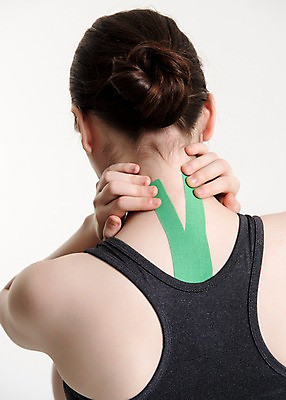 포토 JPG 스튜디오촬영 여자 포즈 실내 건강 한명 서기 상반신 20대 성인 뒷모습 운동복 운동 건강관리 헬스 만지기 한국인 잡기 교정 목 테이핑 성인여자한명만 국내포토 1 옷 뷰포인트 모션 관리 사람 동양인 청년 내부 신체부위 치료 여자한명만 성인여자만 파일형식