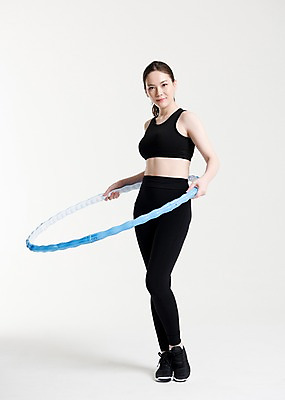 포토 JPG 스튜디오촬영 전신 여자 포즈 운동화 실내 건강 한명 서기 들기 20대 성인 앞모습 운동복 운동 건강관리 헬스 한국인 훌라후프 성인여자한명만 국내포토 1 옷 뷰포인트 신발 모션 관리 사람 동양인 청년 내부 여자한명만 성인여자만 파일형식