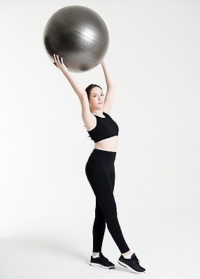 포토 JPG 스튜디오촬영 전신 여자 포즈 운동화 실내 건강 한명 서기 들기 손짓 20대 성인 옆모습 운동복 운동 건강관리 헬스 한국인 짐볼 성인여자한명만 국내포토 1 옷 뷰포인트 신발 모션 관리 사람 동양인 청년 내부 여자한명만 성인여자만 파일형식