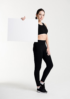 포토 JPG 스튜디오촬영 전신 여자 포즈 운동화 안내 사각프레임 프레임 실내 건강 한명 서기 들기 20대 성인 옆모습 운동복 운동 건강관리 헬스 한국인 알림 성인여자한명만 국내포토 1 옷 뷰포인트 신발 모션 관리 사람 동양인 청년 내부 사각형 여자한명만 성인여자만 파일형식