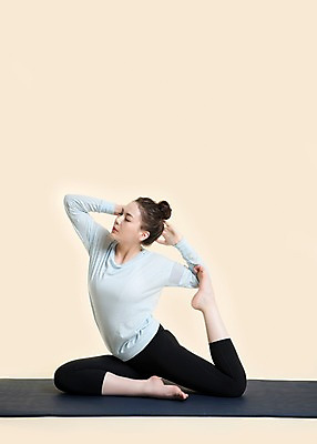 포토 JPG 스튜디오촬영 전신 응시 여자 포즈 요가 실내 건강 한명 앉기 20대 성인 옆모습 운동복 운동 건강관리 헬스 한국인 요가자세 매트 성인여자한명만 국내포토 1 웰빙 시선 옷 뷰포인트 모션 관리 사람 동양인 청년 내부 여자한명만 성인여자만 파일형식