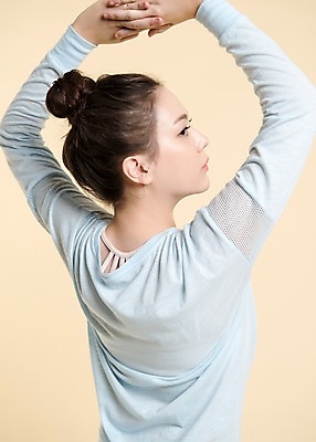 포토 JPG 스튜디오촬영 여자 포즈 요가 실내 건강 한명 서기 상반신 20대 성인 뒷모습 운동복 운동 손들기 건강관리 헬스 한국인 뒤돌아보기 성인여자한명만 국내포토 1 웰빙 옷 뷰포인트 모션 관리 사람 동양인 청년 내부 여자한명만 성인여자만 파일형식