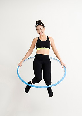 포토 JPG 스튜디오촬영 전신 여자 포즈 운동화 실내 건강 한명 웃음 들기 20대 성인 앞모습 운동복 운동 건강관리 점프 헬스 한국인 훌라후프 성인여자한명만 국내포토 1 옷 뷰포인트 신발 모션 표정 관리 사람 동양인 청년 내부 여자한명만 성인여자만 파일형식