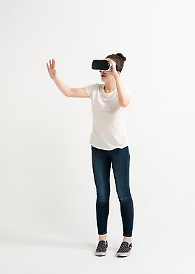 포토 JPG 스튜디오촬영 전신 응시 여자 포즈 실내 한명 서기 손짓 20대 성인 앞모습 캐주얼 만지기 한국인 단화 가상현실 성인여자한명만 오큘러스 VR기기 국내포토 1 시선 옷 뷰포인트 신발 모션 사람 동양인 청년 내부 기계 여성화 여자한명만 성인여자만 파일형식