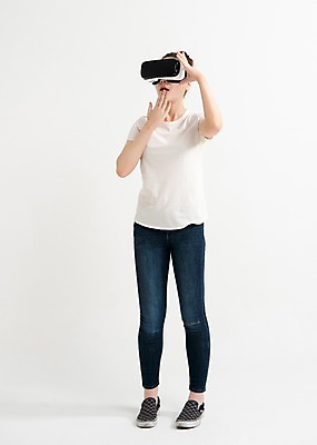 포토 JPG 스튜디오촬영 전신 응시 여자 포즈 실내 한명 서기 손짓 20대 성인 앞모습 캐주얼 놀람 한국인 단화 가상현실 성인여자한명만 오큘러스 VR기기 국내포토 1 시선 옷 감정 뷰포인트 신발 모션 표정 사람 동양인 청년 내부 기계 여성화 여자한명만 성인여자만 파일형식