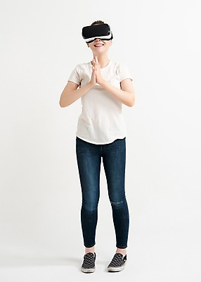 포토 JPG 스튜디오촬영 전신 응시 여자 포즈 실내 한명 서기 웃음 손짓 20대 성인 앞모습 캐주얼 한국인 손모으기 단화 가상현실 성인여자한명만 오큘러스 VR기기 국내포토 1 시선 옷 뷰포인트 신발 모션 표정 사람 동양인 청년 내부 기계 여성화 여자한명만 성인여자만 파일형식