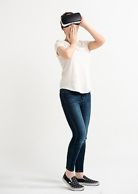 포토 JPG 스튜디오촬영 전신 응시 여자 포즈 실내 한명 서기 손짓 20대 성인 앞모습 캐주얼 놀람 한국인 단화 가상현실 성인여자한명만 오큘러스 VR기기 국내포토 1 시선 옷 감정 뷰포인트 신발 모션 표정 사람 동양인 청년 내부 기계 여성화 여자한명만 성인여자만 파일형식