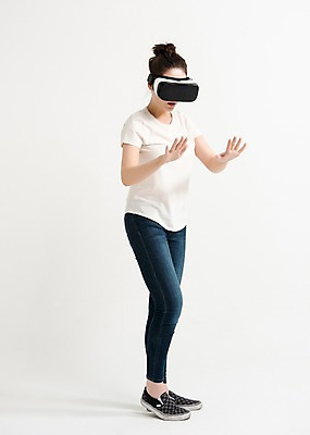 포토 JPG 스튜디오촬영 전신 응시 여자 포즈 실내 한명 서기 손짓 20대 성인 옆모습 캐주얼 만지기 한국인 단화 가상현실 성인여자한명만 오큘러스 VR기기 국내포토 1 시선 옷 뷰포인트 신발 모션 사람 동양인 청년 내부 기계 여성화 여자한명만 성인여자만 파일형식