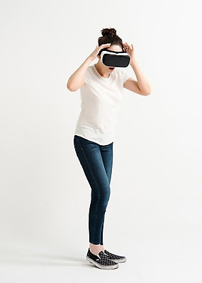 포토 JPG 스튜디오촬영 전신 응시 여자 포즈 실내 한명 서기 손짓 20대 성인 옆모습 캐주얼 놀람 한국인 단화 가상현실 성인여자한명만 오큘러스 VR기기 국내포토 1 시선 옷 감정 뷰포인트 신발 모션 표정 사람 동양인 청년 내부 기계 여성화 여자한명만 성인여자만 파일형식