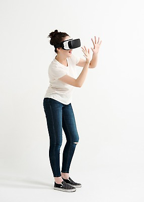 포토 JPG 스튜디오촬영 전신 응시 여자 포즈 실내 한명 서기 웃음 손짓 20대 성인 옆모습 캐주얼 만지기 한국인 단화 가상현실 성인여자한명만 오큘러스 VR기기 국내포토 1 시선 옷 뷰포인트 신발 모션 표정 사람 동양인 청년 내부 기계 여성화 여자한명만 성인여자만 파일형식