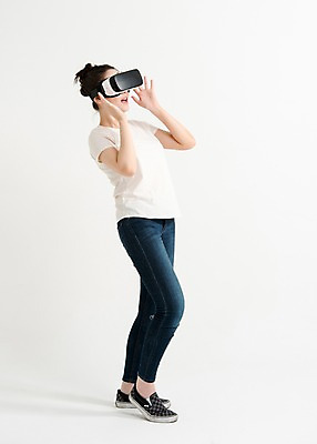 포토 JPG 스튜디오촬영 전신 응시 여자 포즈 실내 한명 서기 손짓 20대 성인 옆모습 캐주얼 놀람 한국인 단화 가상현실 성인여자한명만 오큘러스 VR기기 국내포토 1 시선 옷 감정 뷰포인트 신발 모션 표정 사람 동양인 청년 내부 기계 여성화 여자한명만 성인여자만 파일형식