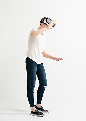 포토 JPG 스튜디오촬영 전신 응시 여자 포즈 실내 한명 서기 손짓 20대 성인 옆모습 캐주얼 만지기 한국인 단화 가상현실 성인여자한명만 오큘러스 VR기기 국내포토 1 시선 옷 뷰포인트 신발 모션 사람 동양인 청년 내부 기계 여성화 여자한명만 성인여자만 파일형식