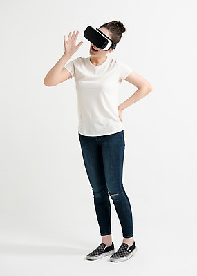 포토 JPG 스튜디오촬영 전신 응시 여자 허리손 포즈 실내 한명 서기 웃음 손짓 20대 성인 옆모습 캐주얼 만지기 한국인 단화 가상현실 성인여자한명만 오큘러스 VR기기 국내포토 1 시선 옷 뷰포인트 신발 모션 표정 사람 동양인 청년 내부 기계 여성화 여자한명만 성인여자만 파일형식