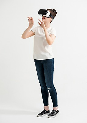 포토 JPG 스튜디오촬영 전신 응시 여자 포즈 실내 한명 서기 웃음 손짓 20대 성인 옆모습 캐주얼 만지기 한국인 단화 가상현실 성인여자한명만 오큘러스 VR기기 국내포토 1 시선 옷 뷰포인트 신발 모션 표정 사람 동양인 청년 내부 기계 여성화 여자한명만 성인여자만 파일형식