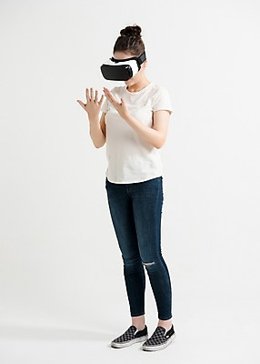 포토 JPG 스튜디오촬영 전신 손 응시 여자 포즈 실내 한명 서기 손짓 20대 성인 옆모습 캐주얼 한국인 단화 가상현실 성인여자한명만 오큘러스 VR기기 국내포토 1 시선 옷 뷰포인트 신발 모션 사람 동양인 청년 내부 신체부위 기계 여성화 여자한명만 성인여자만 파일형식