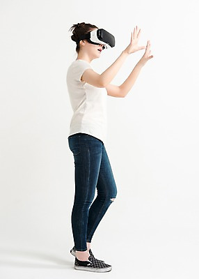 포토 JPG 스튜디오촬영 전신 응시 여자 포즈 실내 한명 서기 손짓 20대 성인 옆모습 캐주얼 만지기 한국인 단화 가상현실 성인여자한명만 오큘러스 VR기기 국내포토 1 시선 옷 뷰포인트 신발 모션 사람 동양인 청년 내부 기계 여성화 여자한명만 성인여자만 파일형식