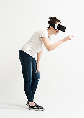 포토 JPG 스튜디오촬영 전신 응시 여자 포즈 실내 한명 서기 손짓 20대 성인 옆모습 캐주얼 만지기 한국인 단화 가상현실 성인여자한명만 오큘러스 VR기기 국내포토 1 시선 옷 뷰포인트 신발 모션 사람 동양인 청년 내부 기계 여성화 여자한명만 성인여자만 파일형식