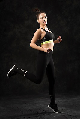 포토 JPG 스튜디오촬영 전신 여자 포즈 운동화 검은배경 실내 건강 한명 20대 성인 옆모습 운동복 운동 점프 헬스 한국인 성인여자한명만 국내포토 1 옷 뷰포인트 백그라운드 신발 모션 사람 동양인 청년 내부 검은색 여자한명만 성인여자만 파일형식