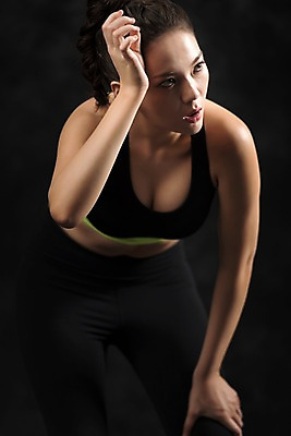 포토 JPG 스튜디오촬영 여자 포즈 검은배경 실내 건강 숙이기 한명 서기 손짓 상반신 20대 성인 앞모습 운동복 운동 헬스 한국인 땀 닦기 힘듦 성인여자한명만 땀흘리기 국내포토 1 옷 뷰포인트 백그라운드 컨셉 모션 사람 동양인 청년 내부 검은색 여자한명만 성인여자만 파일형식