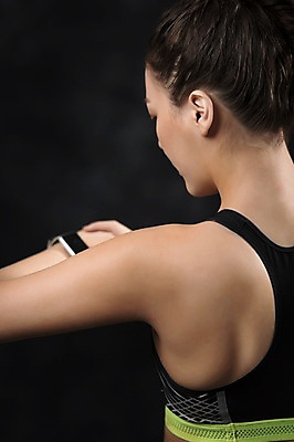 포토 JPG 스튜디오촬영 응시 여자 검은배경 실내 건강 한명 서기 상반신 20대 성인 뒷모습 아웃포커스 운동복 운동 헬스 한국인 스마트워치 성인여자한명만 국내포토 1 시선 옷 뷰포인트 백그라운드 모션 촬영기법 사람 동양인 청년 내부 스마트기기 검은색 웨어러블 여자한명만 성인여자만 파일형식