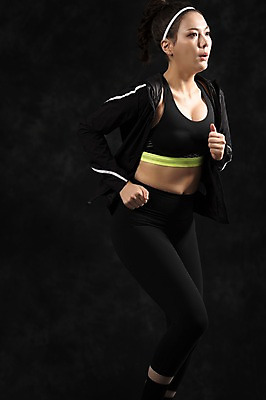포토 JPG 스튜디오촬영 응시 여자 포즈 검은배경 실내 건강 한명 상반신 20대 성인 옆모습 운동복 달리기 조깅 운동 헬스 한국인 성인여자한명만 국내포토 1 시선 옷 뷰포인트 백그라운드 모션 사람 동양인 청년 내부 검은색 여자한명만 성인여자만 파일형식