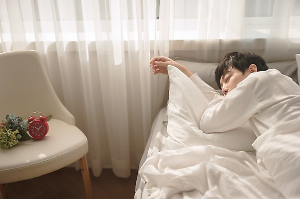 포토 JPG 남자 시계 의자 휴식 실내 한명 상반신 성인 옆모습 30대 공휴일 눕기 침실 한국인 침대 잠 안식처 성인남자한명만 국내포토 1 기념일 뷰포인트 가구 컨셉 모션 사람 동양인 내부 장년 남자한명만 성인남자만 파일형식