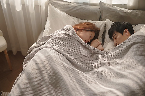 포토 JPG 여자 남자 가족 신혼부부 남편 휴식 실내 상반신 20대 성인 두명 옆모습 30대 하이앵글 눕기 침실 한국인 침대 아내 잠 부부라이프 성인만 국내포토 라이프스타일 부부 뷰포인트 가구 컨셉 관계 모션 사람 동양인 청년 내부 장년 신혼 파일형식