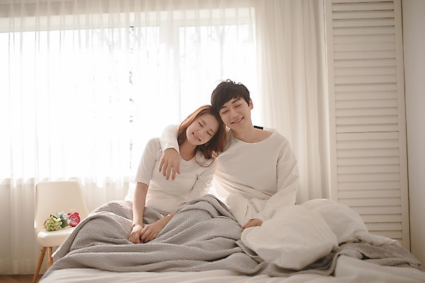 포토 JPG 여자 남자 의자 가족 신혼부부 아침 남편 어깨동무 실내 사랑 웃음 앉기 상반신 20대 성인 두명 앞모습 30대 눈감음 기댐 다정 침실 한국인 침대 아내 부부라이프 성인만 국내포토 주간 라이프스타일 부부 감정 뷰포인트 포즈 가구 컨셉 관계 모션 표정 사람 동양인 청년 내부 장년 신혼 파일형식