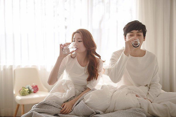 포토 라이프스타일 부부 시선 감정 뷰포인트 가구 컨셉 관계 모션 촬영기법 사람 동양인 청년 내부 컵 장년 마시기 신혼 파일형식 아웃포커스 의자 물마시기 들기 물컵 앉기 상반신 응시 앞모습 JPG 신혼부부 한국인 30대 20대 가족 부부라이프 두명 여자 남자 성인 실내 침실 침대 남편 아내 성인만 사랑 다정 국내포토
