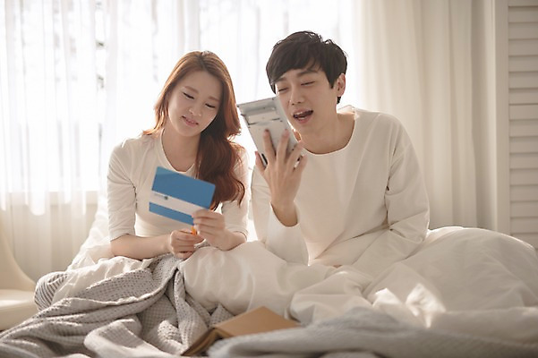 포토 JPG 응시 여자 남자 가족 신혼부부 남편 실내 웃음 들기 앉기 상반신 20대 성인 두명 앞모습 30대 침실 한국인 계산기 침대 아내 통장 부부라이프 성인만 국내포토 라이프스타일 부부 시선 뷰포인트 가구 관계 모션 문구용품 표정 사람 동양인 청년 내부 장년 금융 장비 신혼 파일형식