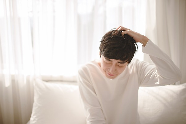 포토 JPG 남자 실내 한명 앉기 상반신 성인 앞모습 아웃포커스 30대 머리 눈감음 침실 한국인 침대 성인남자한명만 긁기 머리긁기 국내포토 1 뷰포인트 가구 모션 촬영기법 사람 동양인 내부 신체부위 장년 남자한명만 성인남자만 파일형식